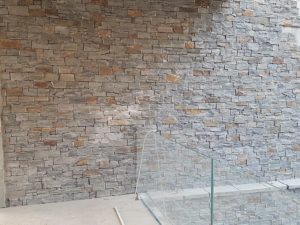 parete-elegante-pietra-rivestita-muro-quarzite-luserna-secco-pietrarredo-milano