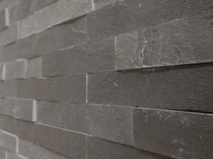 rivestimento-pietra-pietrarredo-ardesia-nera-lavagna-spacco-cava-prezzo-muri-pareti