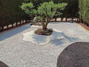 bellissimo giardino decorato in sassolini gjiaia colorata stone garden nero ebano bianco carrara city prezzo pietrarredo milano