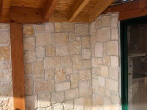 rivestimenti in pietra squadrata beige antiqua naturale pietrarredo trani puglia parete sasso prezzo offerta