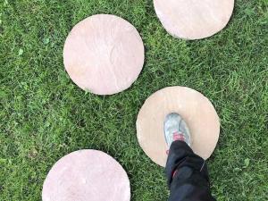 cerchi in arenaria modak rotondi per passi giapponesi praticamminamenti pietrarredo milano