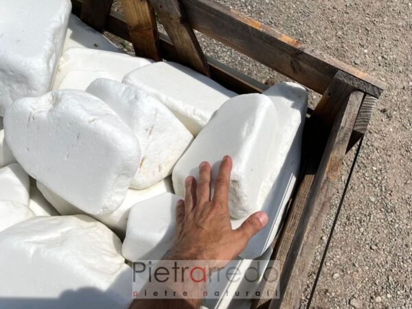 Riesige Blöcke aus reinweißem Thasos-Marmor, Durchmesser von etwa 10 bis 40 cm, Preis für Gartenmöbel von Pietrarredo Parabiago Milano